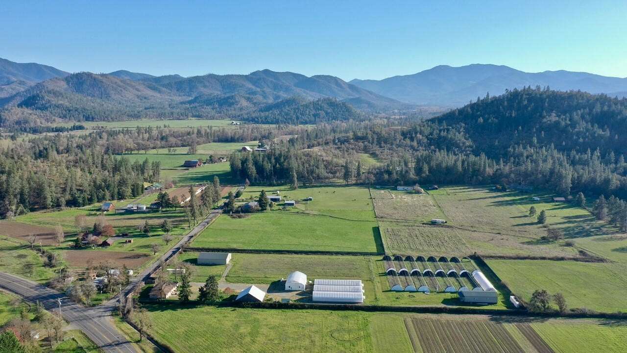 18.6 Acres of Land with Home for Sale in Grants Pass, Oregon