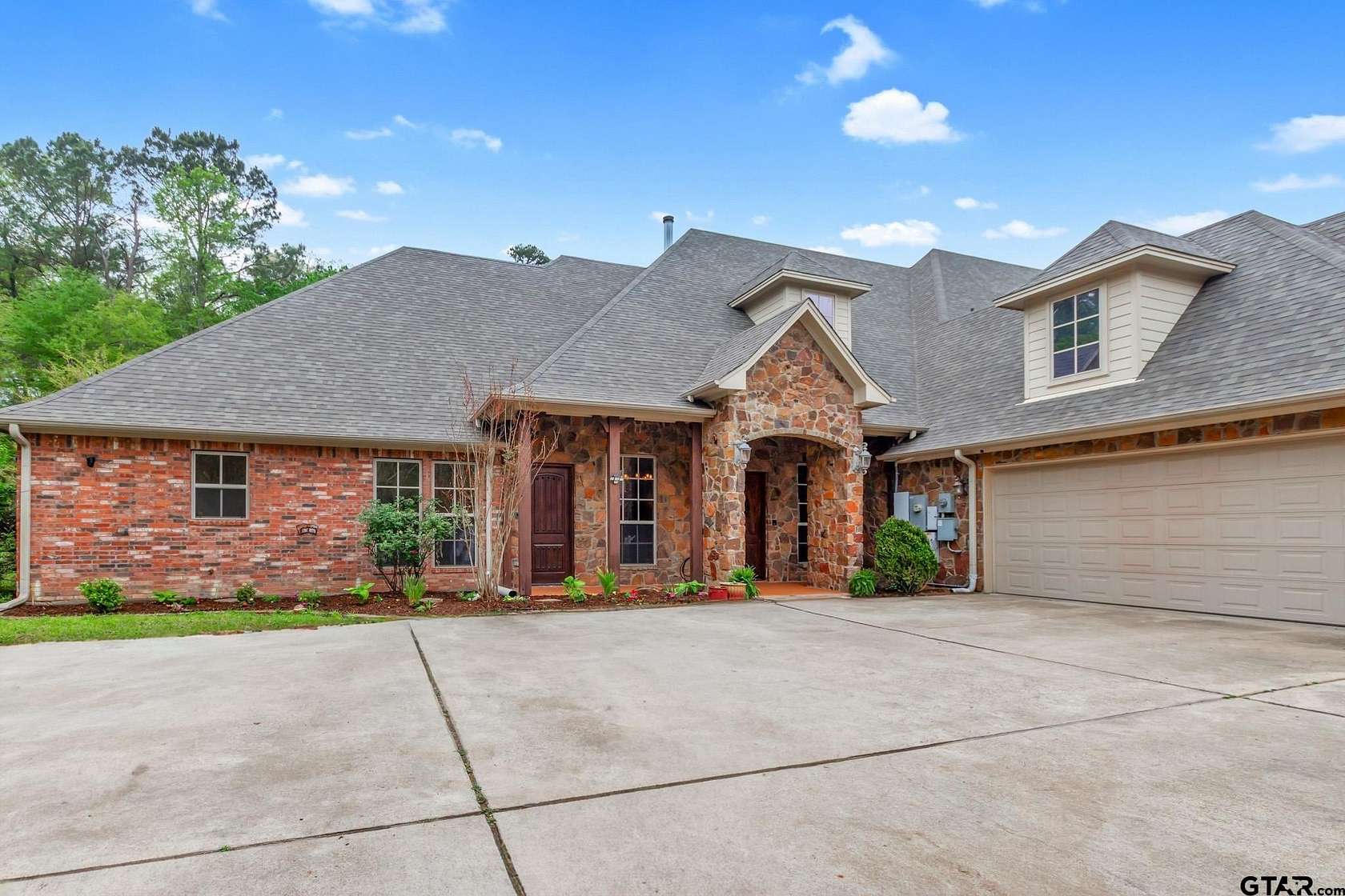 25.5 Acres of Land with Home for Sale in Flint, Texas