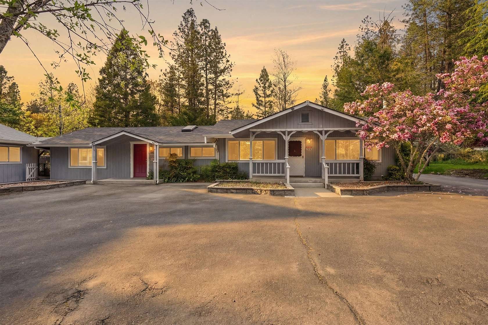 3.13 Acres of Land with Home for Sale in Grants Pass, Oregon