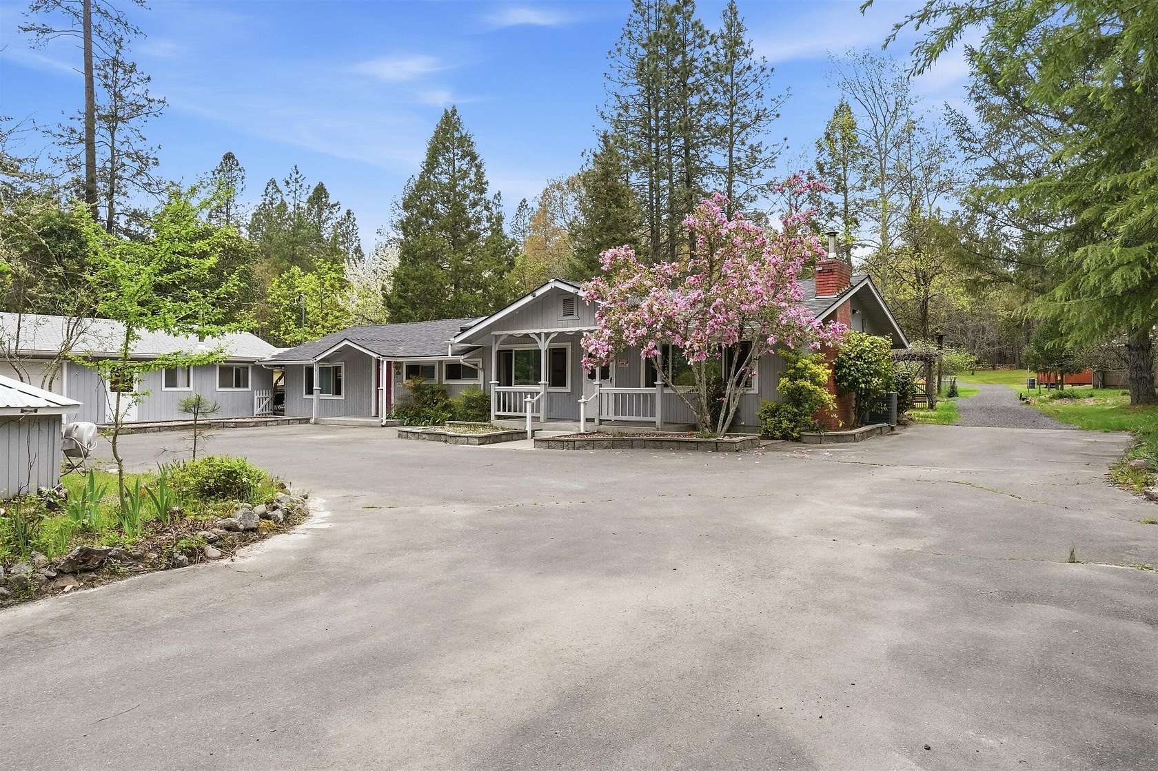 3.13 Acres of Land with Home for Sale in Grants Pass, Oregon
