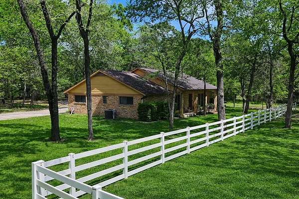 2 Acres of Land with Home for Sale in Pinehurst, Texas