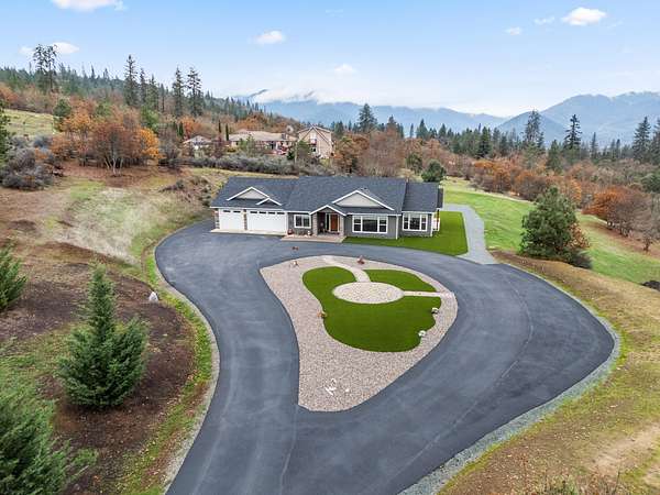 5 Acres of Land with Home for Sale in Grants Pass, Oregon