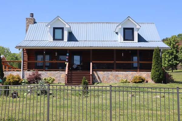 24.6 Acres of Land with Home for Sale in Watertown, Tennessee