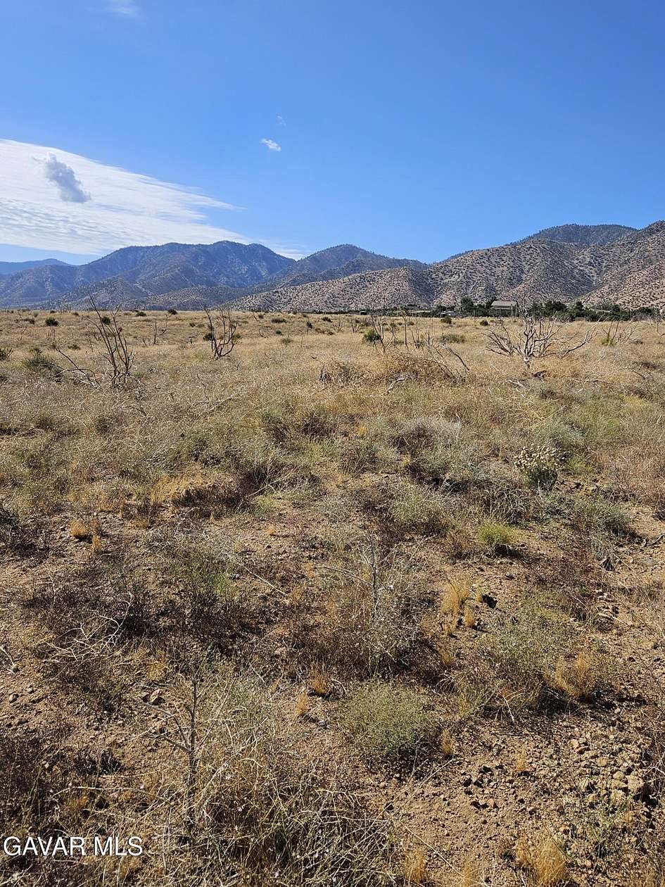 2.48 Acres of Land for Sale in Juniper Hills, California
