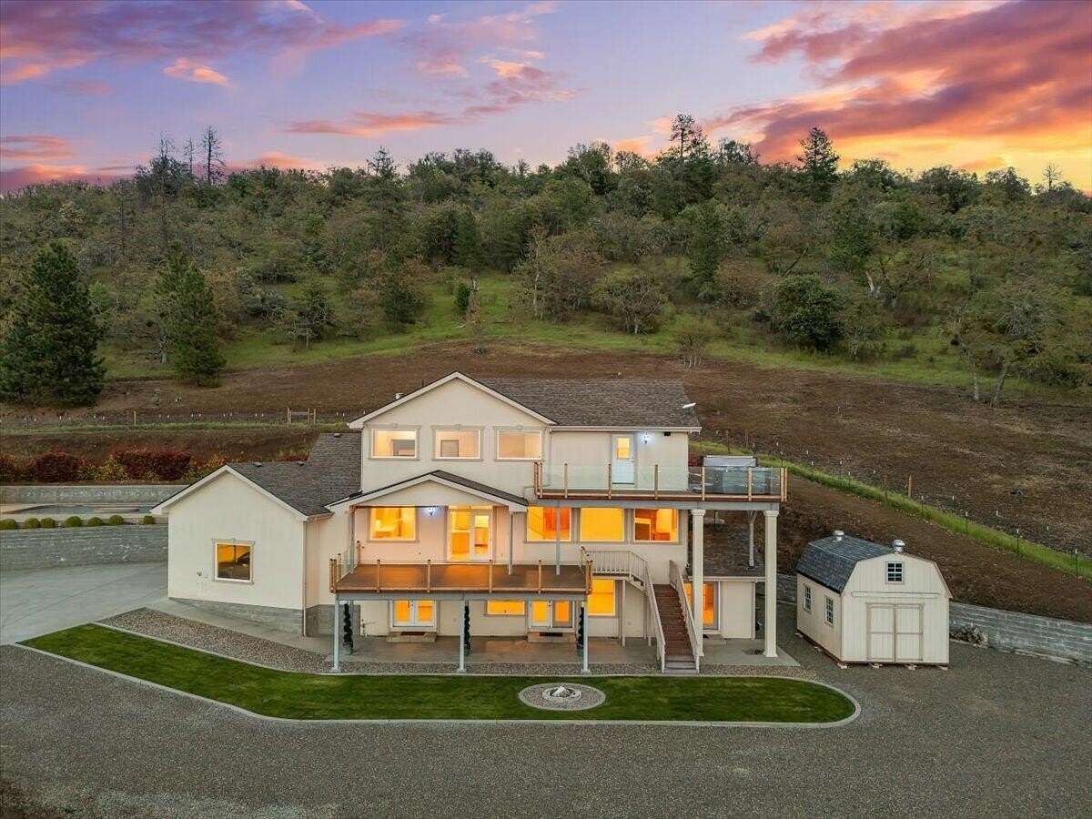 16.3 Acres of Land with Home for Sale in Medford, Oregon