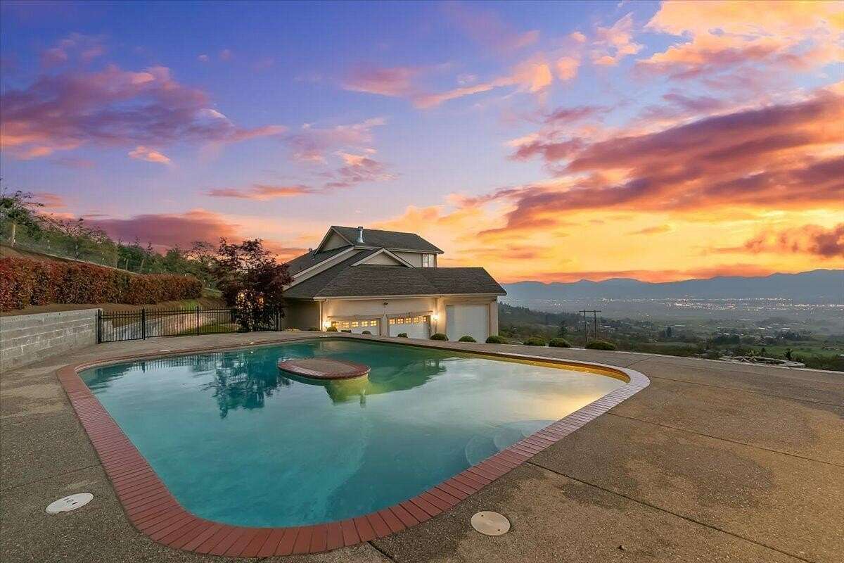 16.3 Acres of Land with Home for Sale in Medford, Oregon