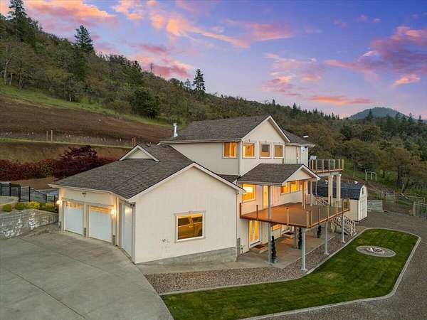 16.3 Acres of Land with Home for Sale in Medford, Oregon