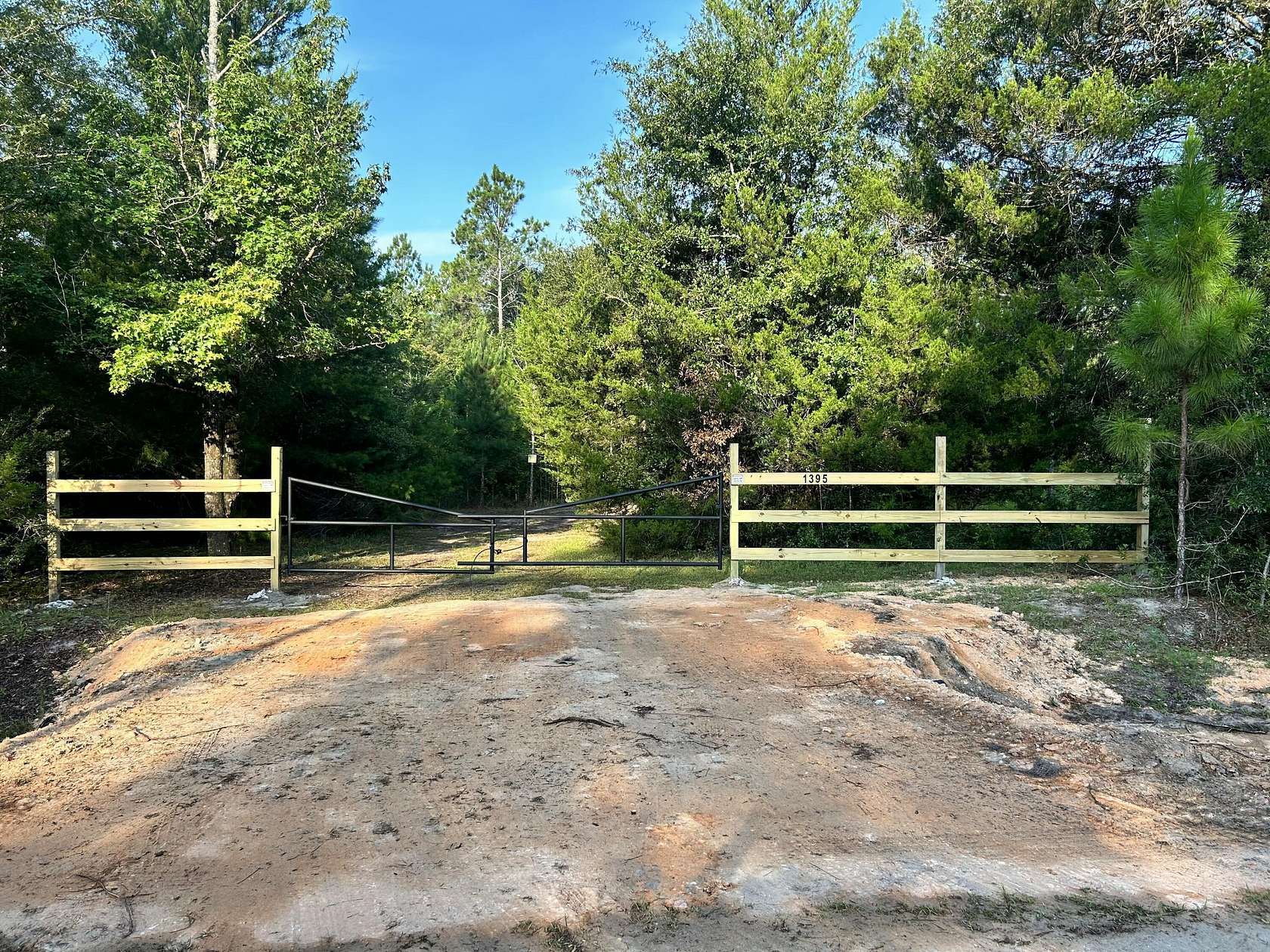 8 Acres of Residential Land for Sale in Caryville, Florida