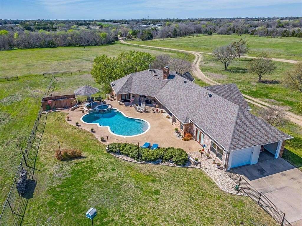 17.7 Acres of Land with Home for Sale in Blue Ridge, Texas