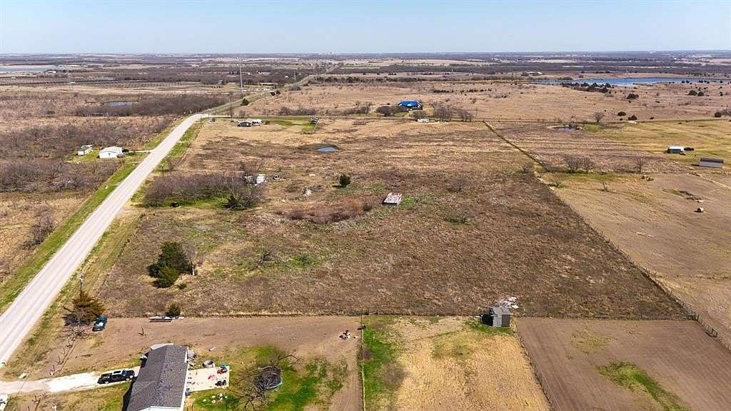 5.66 Acres of Land for Sale in Corsicana, Texas