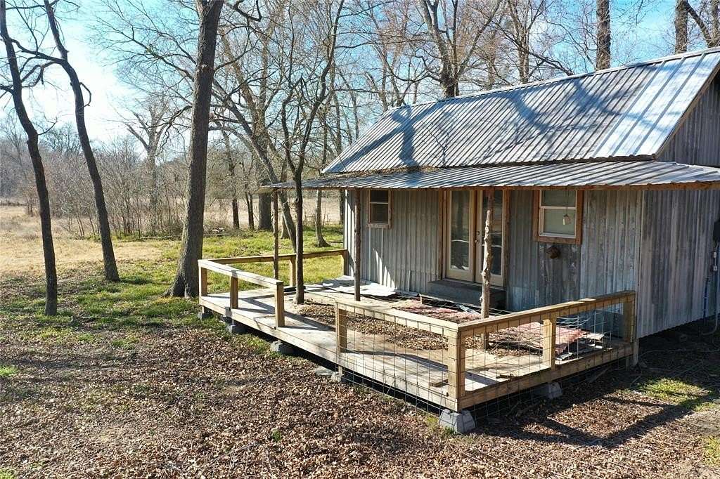 21.5 Acres of Agricultural Land for Sale in Fairfield, Texas