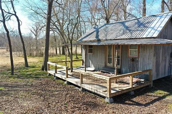 21.5 Acres of Agricultural Land for Sale in Fairfield, Texas