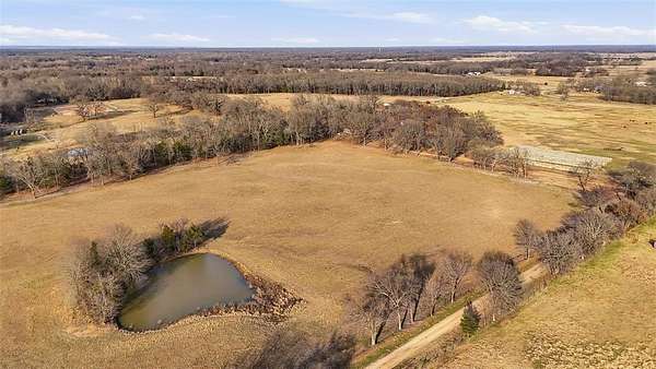 24 Acres of Agricultural & Residential Land for Sale in Sumner, Texas