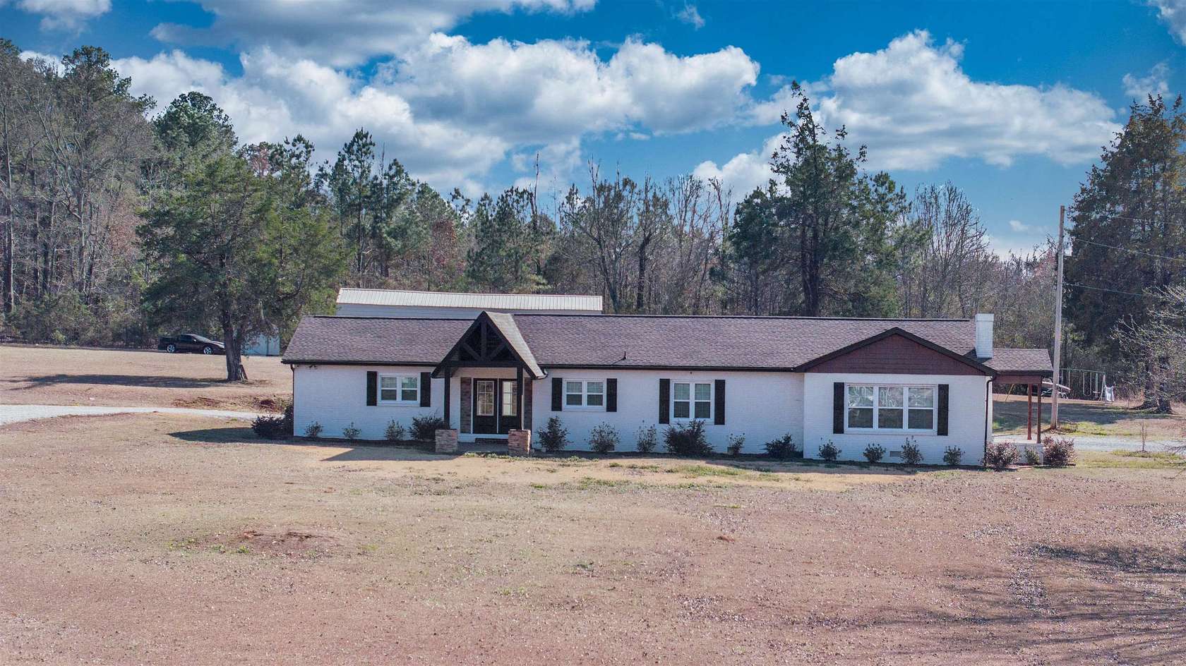22.1 Acres of Land with Home for Sale in Muscle Shoals, Alabama
