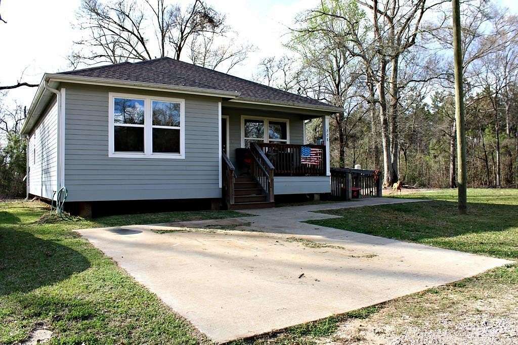 4.5 Acres of Land with Home for Sale in Wiergate, Texas