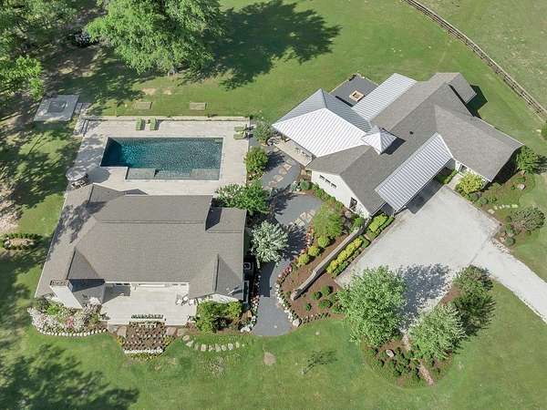 40 Acres of Land with Home for Sale in Lufkin, Texas