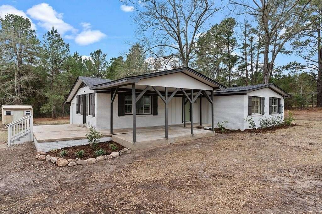 6.2 Acres of Land with Home for Sale in Joaquin, Texas