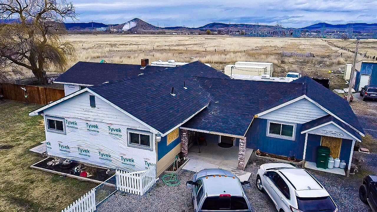 20.5 Acres of Land with Home for Sale in Klamath Falls, Oregon