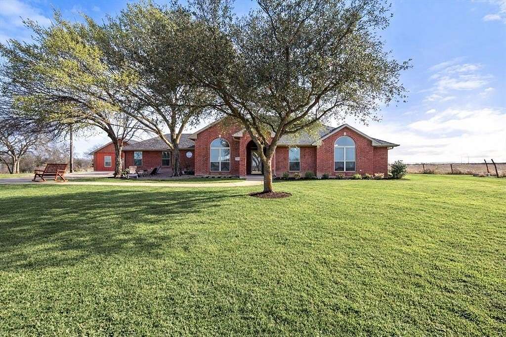 16.3 Acres of Improved Mixed-Use Land for Sale in Corsicana, Texas