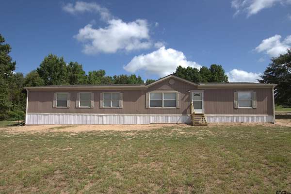 8.72 Acres of Land with Home for Sale in Chandler, Texas