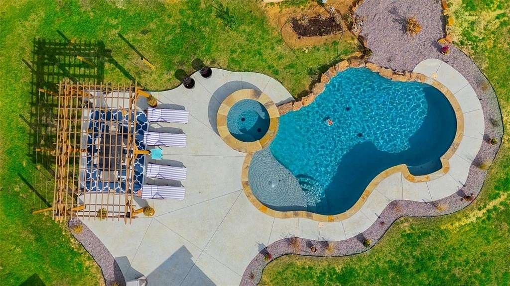 15 Acres of Land with Home for Sale in Valley View, Texas