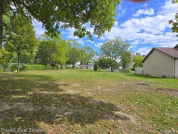 0.85 Acres of Residential Land for Sale in Flint, Michigan