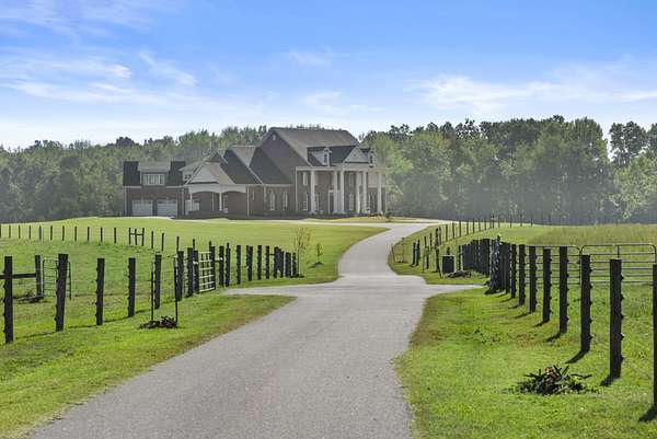 425 Acres of Agricultural Land with Home for Sale in Clarksville, Tennessee