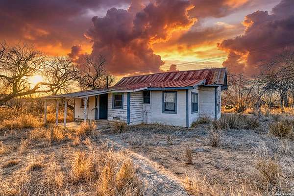 6.49 Acres of Improved Mixed-Use Land for Sale in Carrizo Springs, Texas
