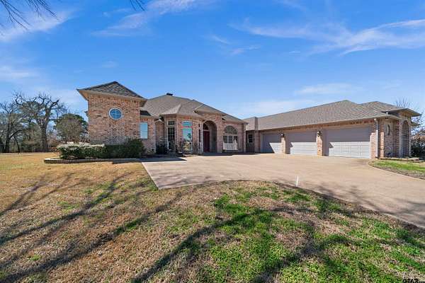 2.66 Acres of Land with Home for Sale in Jacksonville, Texas