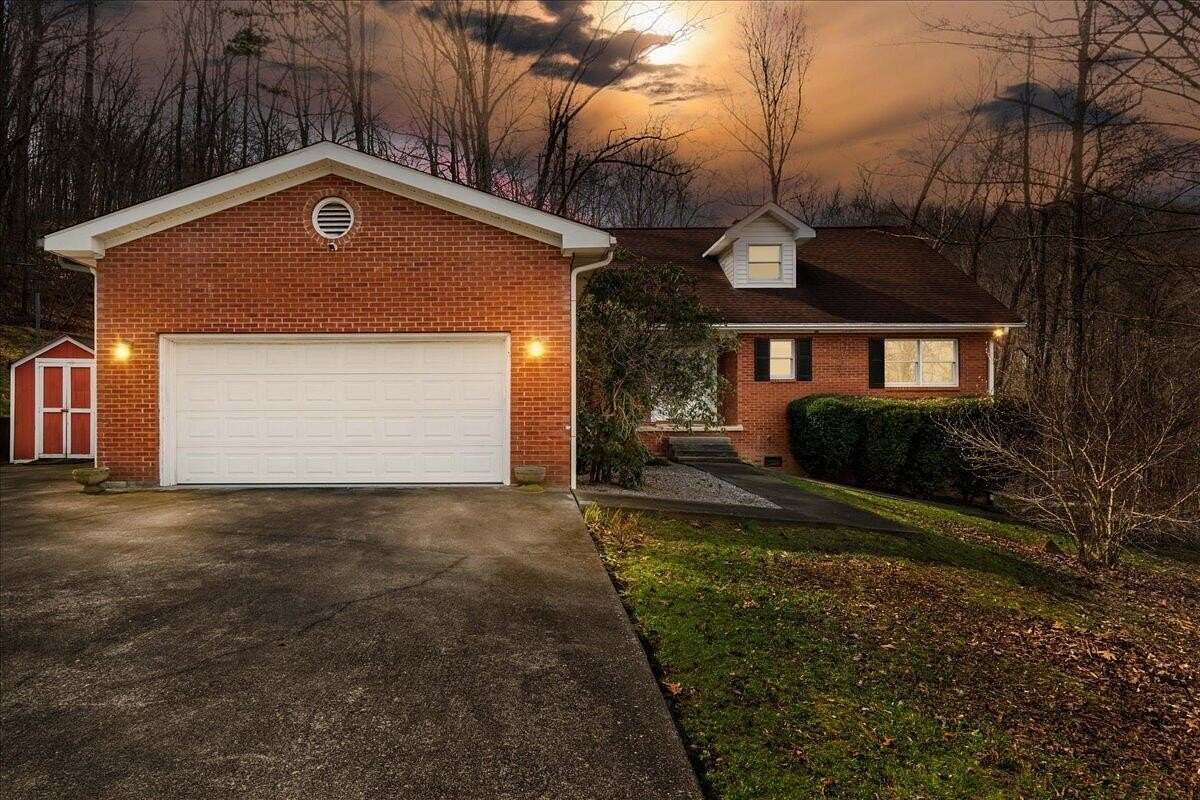 6 Acres of Land with Home for Sale in Williamsburg, Kentucky