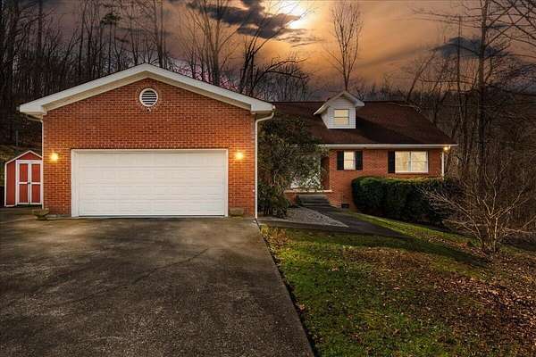 6 Acres of Land with Home for Sale in Williamsburg, Kentucky