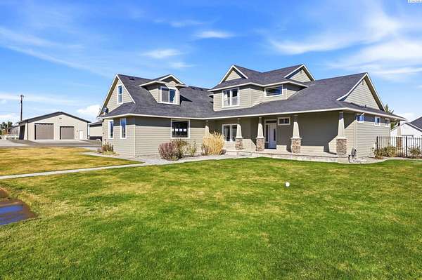 1.5 Acres of Land with Home for Sale in Kennewick, Washington