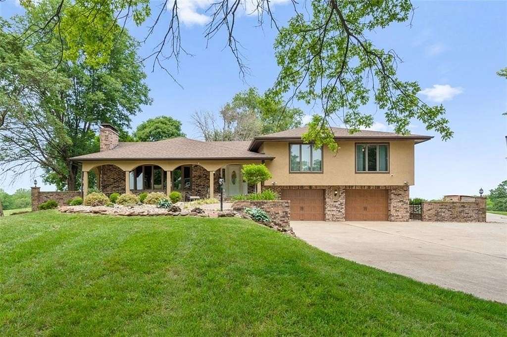 15.7 Acres of Land with Home for Sale in St. Joseph, Missouri