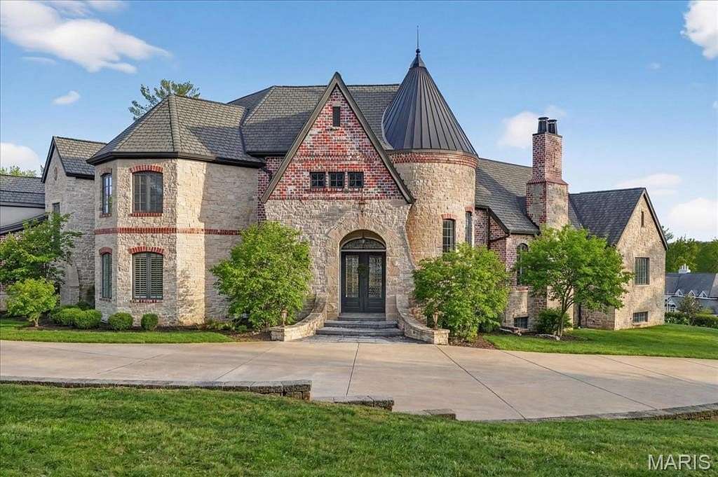 3 Acres of Land with Home for Sale in Ladue, Missouri