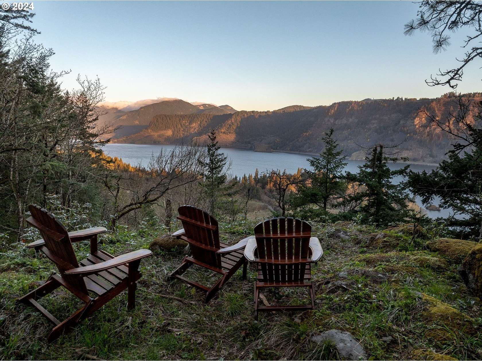 0.94 Acres of Residential Land for Sale in Hood River, Oregon