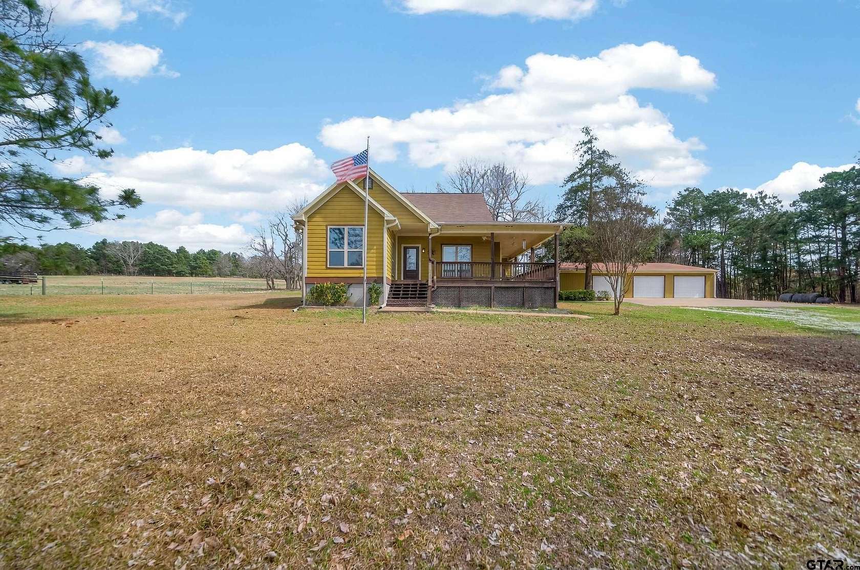 25 Acres of Land with Home for Sale in Jacksonville, Texas