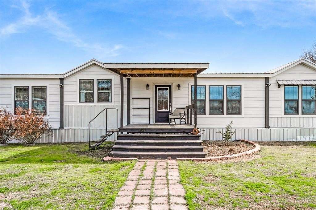 2 Acres of Improved Mixed-Use Land for Sale in Campbell, Texas