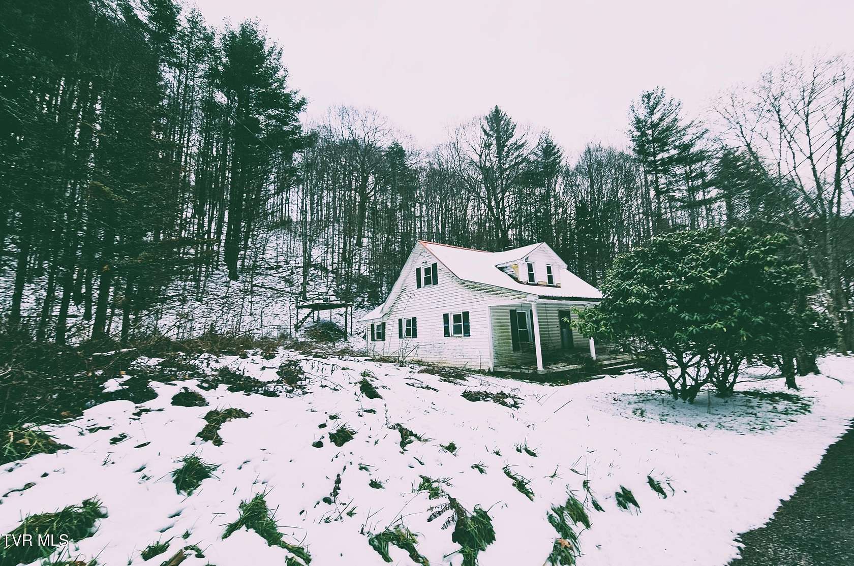 13.7 Acres of Land with Home for Sale in Trade, Tennessee