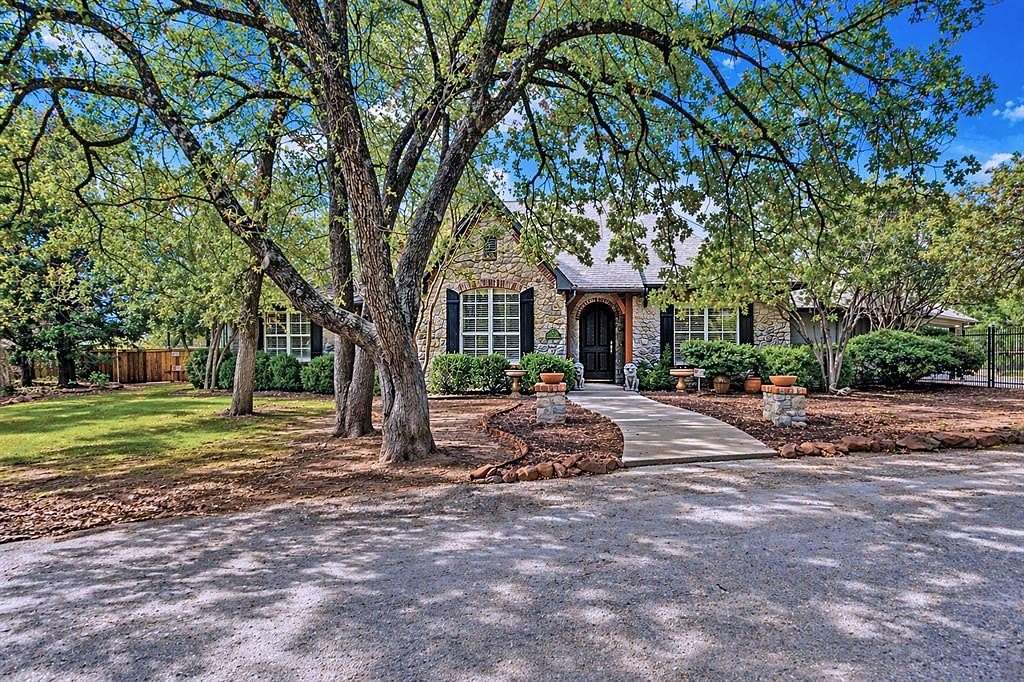 1.5 Acres of Land with Home for Sale in Cross Roads, Texas