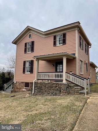 1.88 Acres of Land with Home for Lease in Aldie, Virginia