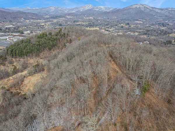 1 Acre of Residential Land for Sale in Waynesville, North Carolina
