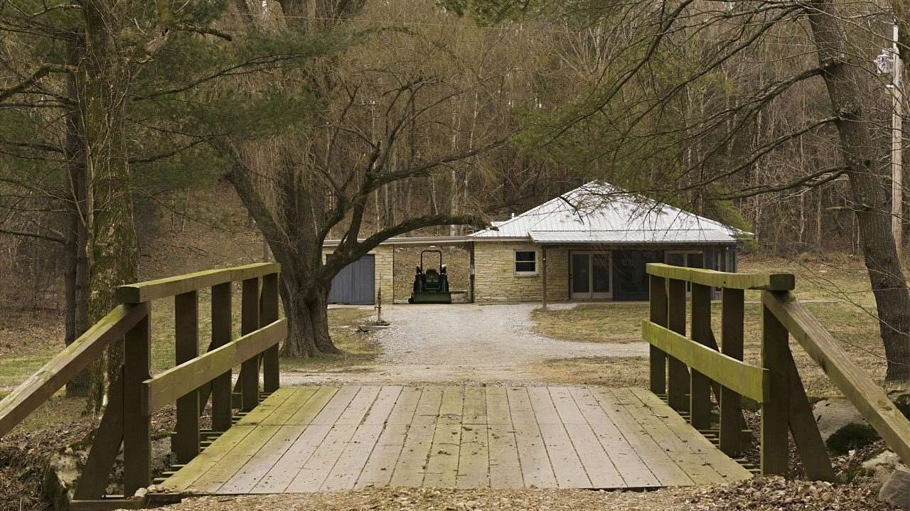 35 Acres of Land with Home for Sale in Bowling Green, Kentucky