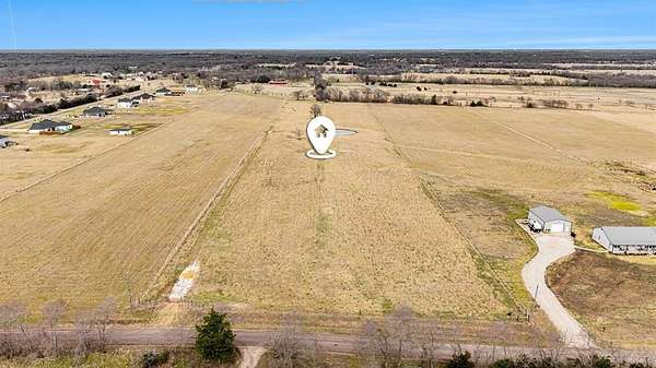 10 Acres of Land for Sale in Campbell, Texas