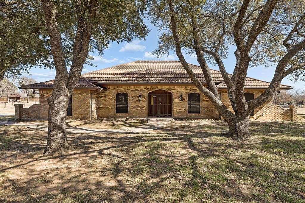 1.81 Acres of Land with Home for Sale in Double Oak, Texas