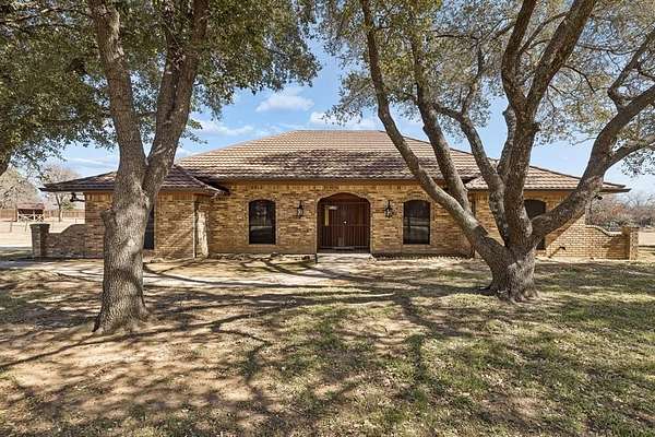 1.81 Acres of Land with Home for Sale in Double Oak, Texas