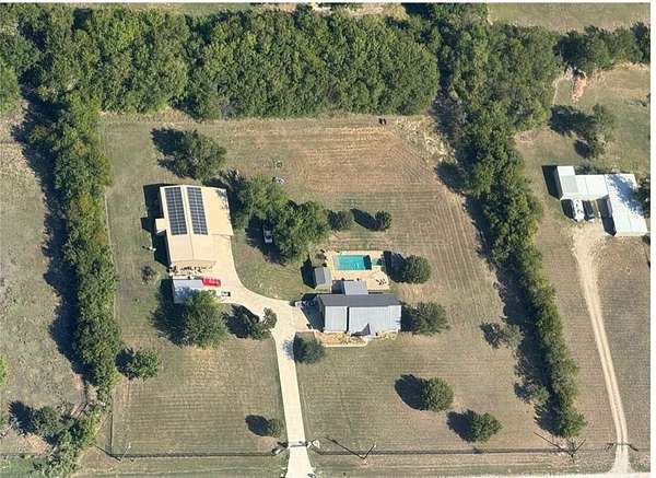 4.24 Acres of Improved Mixed-Use Land for Sale in Rhome, Texas