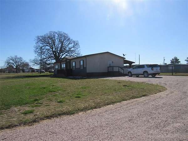 1.86 Acres of Land with Home for Lease in Whitesboro, Texas