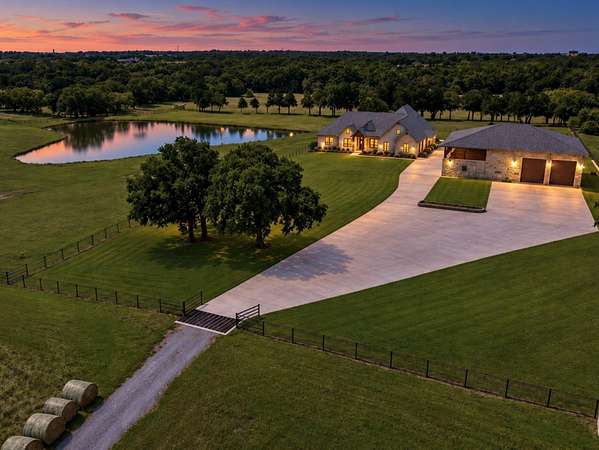 31.8 Acres of Land with Home for Sale in Whitesboro, Texas
