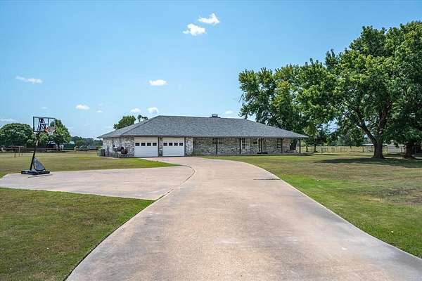 2.4 Acres of Improved Mixed-Use Land for Sale in Edgewood, Texas