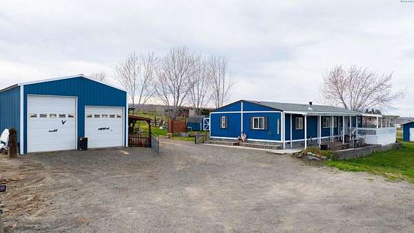 1.53 Acres of Land with Home for Sale in Kennewick, Washington